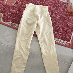 ALO Yoga Cream Logo Waistband Top